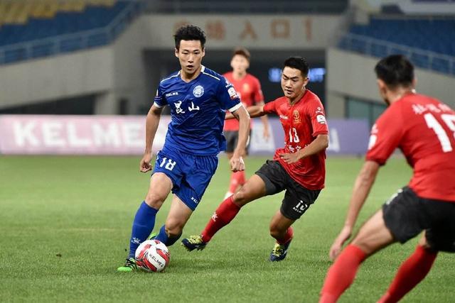 拜仁球迷代表猛批莱万 但大部分球迷都反对攻击他